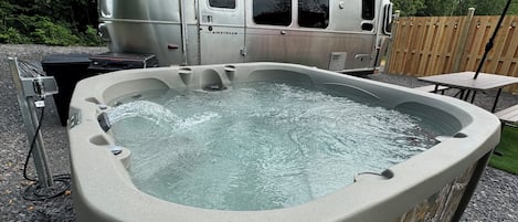 Outdoor spa tub