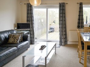 Spacious living and dining room with patio doors  | Sea Shore - Tee View and Sea Shore, Seahouses