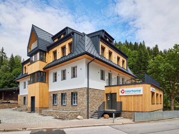 Wolke, Himmel, Fenster, Gebäude, Baum, Fassade, Haus, Dach, Pflanze