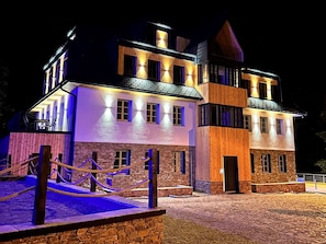 Eigentum, Fenster, Gebäude, Lila, Die Architektur, Baum, Fassade, Schnee, Wahrzeichen, Elektrizität