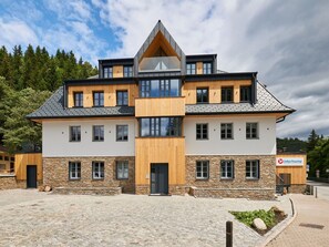 Wolke, Himmel, Gebäude, Pflanze, Fenster, Baum, Haus, Fassade, Dach, Landschaft