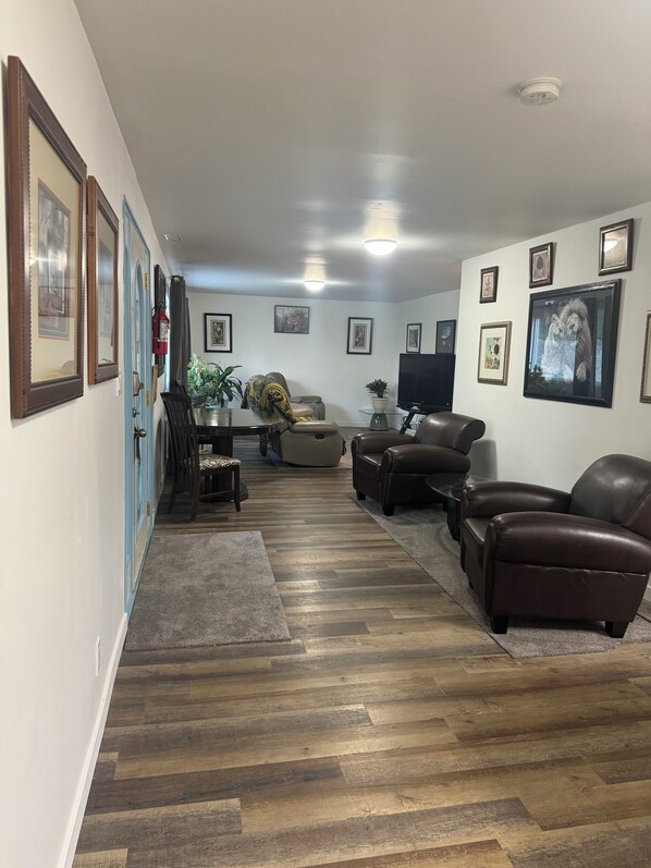 2 BEDROOM, LAKE VIEW SUITE, 
NEAR BEACH AND BOAT LAUNCH
PLENTY OF FREE PARKING 