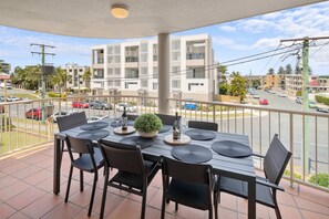 Set the dining table and enjoy a family meal together outside on the alfresco setting.