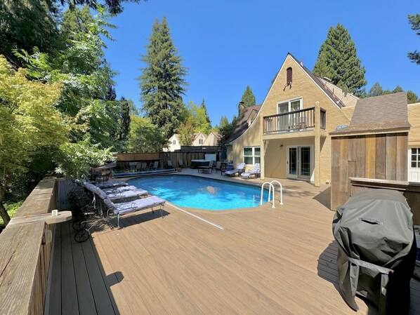 Welcome to The Highland Manor—your perfect getaway in this charming Tudor-style home. Enjoy the expansive backyard with a swimming pool, hot tub, and BBQ area, all set for family-friendly fun.