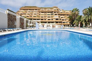 Heated swimming pool