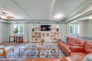 Living Room | 1st Floor | Smart TV | Open Floor Plan | Board Games