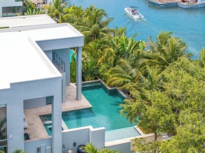 Waterfront Villa  with 70 ft dock acces to the ocean 3 minute by boat