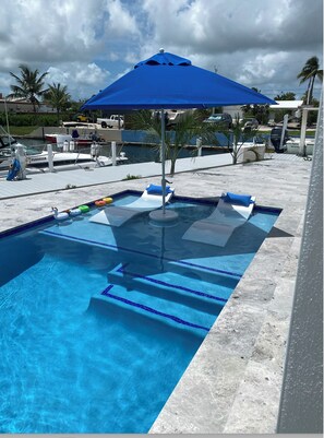 Pool/ sunshelf area 