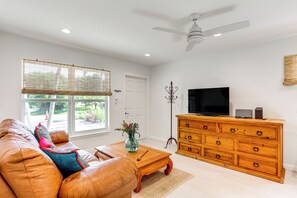 Living Room | Central A/C & Heating | Smart TV | Free WiFi