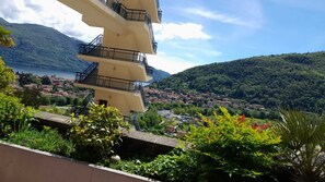 Ca. 10 m² großer Sonnenbalkon mit Markise und Sicht auf Cannobio, den See und die umliegenden Berge