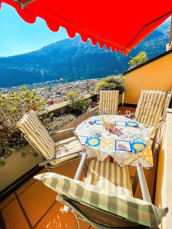 Ca. 10 m² großer Sonnenbalkon mit Markise und Sicht auf Cannobio, den See und die umliegenden Berge