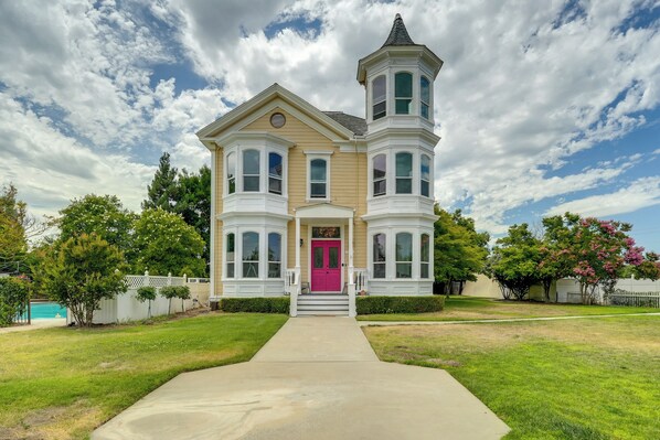 Modesto Vacation Rental | 4BR | 2BA | 5 Steps Required | 3,600 Sq Ft