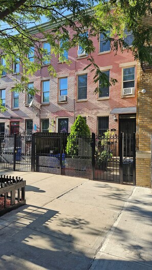 THE HERITAGE ROW HOUSE