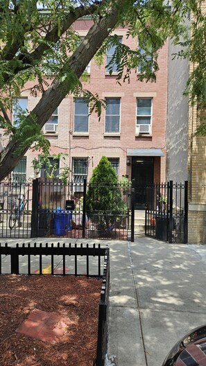 THE HERITAGE ROW HOUSE