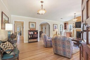 Spacious Living Room 