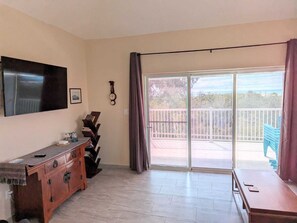 Front lounge entertainment corner
