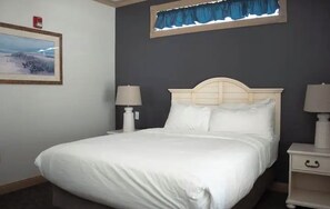 Master bedroom (king bed)