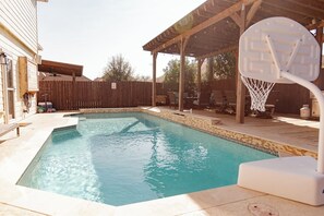 A different angle of the backyard with the Lounge area.