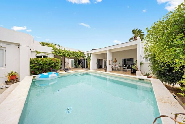 Your private paradise awaits! Lounge by the pool, fire up the BBQ, and soak in the beautiful Aruban sun in our lush garden oasis. Perfect for unforgettable moments with family and friends.