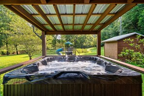 Outdoor spa tub