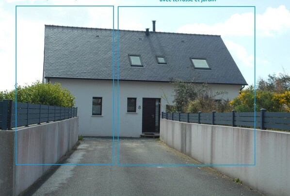 La maison se compose de 2 parties totalement indépendantes . 