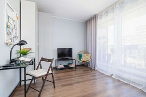 Plenty of natural light enters through the large windows, which emphasises the unique character of the room. 