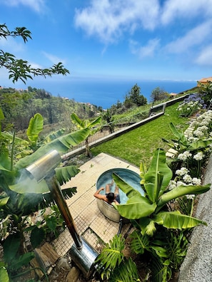 Outdoor spa tub