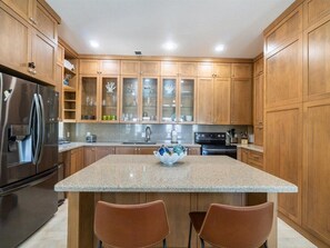 Fully equipped kitchen with a center island for additional seating and surface.