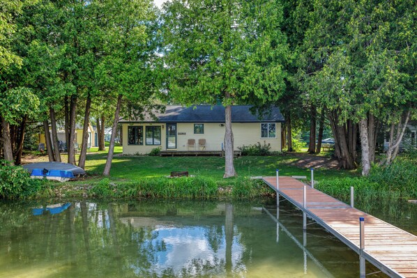 Welcome to Cedar Cove Cottage on Lake Helen!