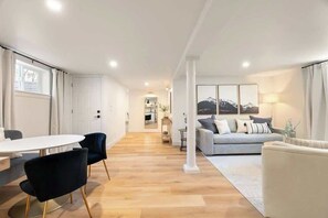 
The cozy yet spacious suite features an open-concept design, seamlessly blending the living, dining, and sleeping areas. This layout creates an airy and inviting atmosphere, perfect for relaxation and comfort, while maintaining a warm, homey feel.