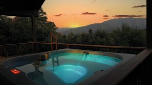 Incredible sunset views of Mt. LeConte from the hot tub! 