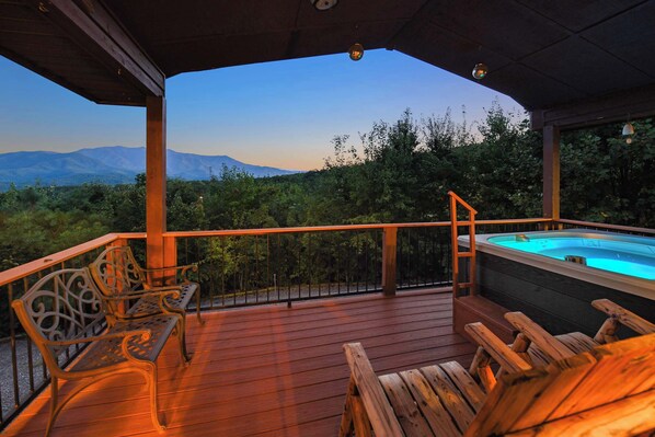 Hot tub patio overlooking direct views of Mt LeConte