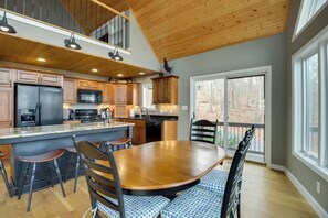 Kitchen table/bar seating