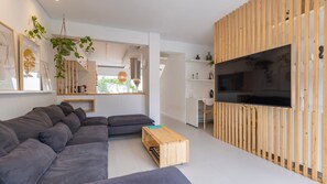 The ground floor has a spacious living room with plenty of sitting space, a large Smart TV, a working area, a dining area, and a fully equipped kitchenette.
#openconcept #kitchen #comfort #smarttv #workfromhome #modern #portugal #pt #carcavelos