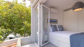 All the bedrooms are fully prepared with fresh high quality linen, and a comfortable mattress and pillows.
#comfort #relax #holidays #portugal #pt #carcavelos