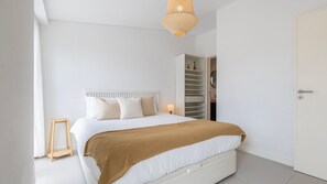 A comfortable queen bedroom with an en suite bathroom, ready to accommodate two guests.
#comfort #relax #queenbed #ensuite #portugal #pt #carcavelos