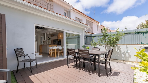 Enjoy your outdoor meals in this sunny private patio with kitchen access.
#outdoor #patio #garden #portugal #pt #carcavelos