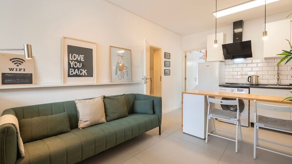 A cozy living area, with a spacious sofa and kitchenette, and direct access to the bedroom and bathroom.
#openconcept #kitchenette #comfort #modern #portugal #pt #carcavelos
