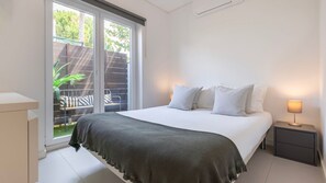 This minimalist bedroom is fully prepared with fresh high quality linen, and a comfortable mattress and pillows.
#minimalism #comfort #relax #portugal #pt #carcavelos