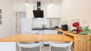 A modern and highly functional kitchenette with all the necessary utensils and appliances.
#kitchenette #mealprep #modern #portugal #pt #carcavelos