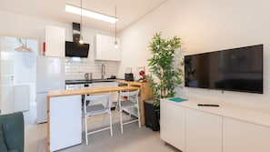 Enjoy your evenings in this comfortable space with a large Smart TV and free Wi-Fi.
#comfort #holidays #smarttv #wifi #technology #portugal #pt #carcavelos