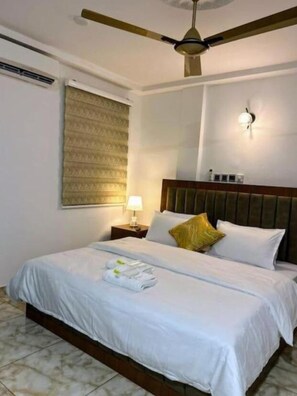Rlaxing bedroom with single sofa and a smart TV 