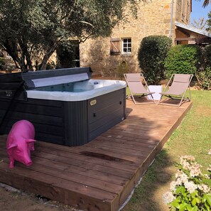 Outdoor spa tub