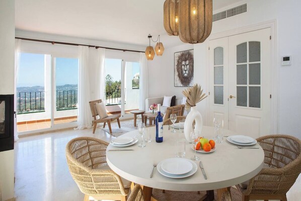 Mesa de comedor y salón