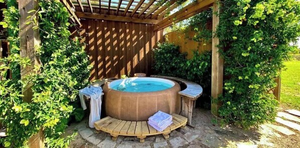 Outdoor spa tub