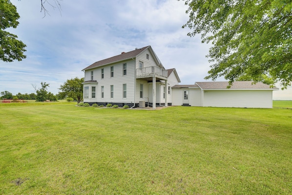 Biggsville Vacation Rental | 4BR | 2.5BA | 5 Steps to Enter | 4,000 Sq Ft
