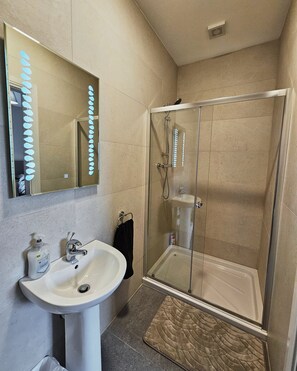 Bedroom 2 en-suite