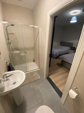 ensuite bedroom 2