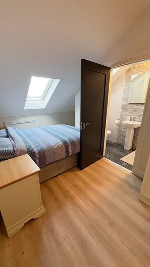 Bedroom 6 ensuite