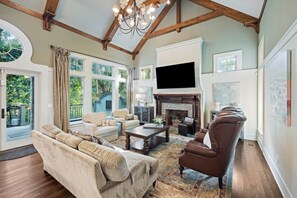 Stunning high-end decor and furnishings!